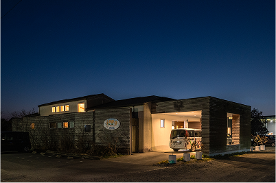 夜の中明かりが灯るいっぽのひかり館