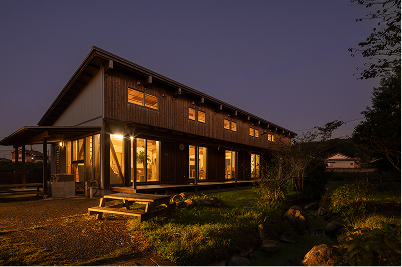 暖かなオレンジ色の光が多くの窓から溢れるビオトープ館