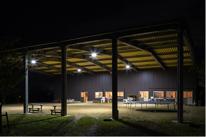 広場や大きなトランポリンの上に屋根がひろがる学童ホール・学童ホール運動場