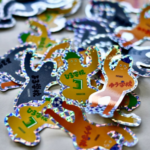 ラメの縁取りがされた、よるっち、ひるっち、ゆうたろうのステッカー